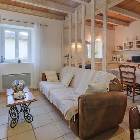 Le Moutat-la Cave Holiday home *
